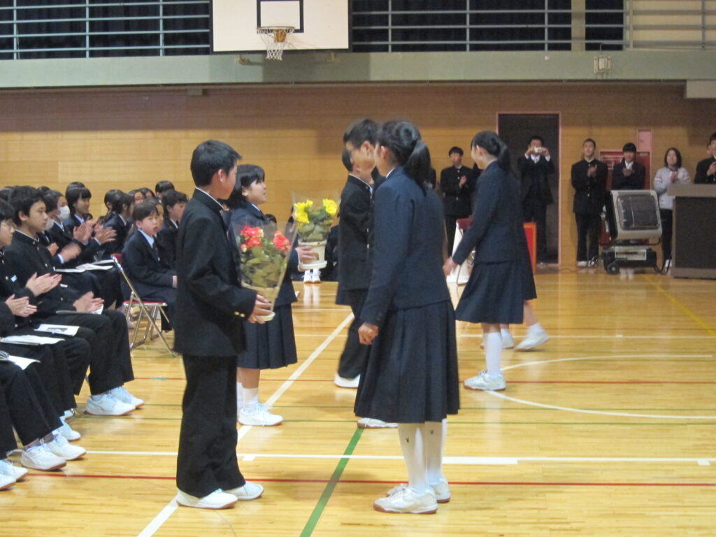 花束贈呈の様子