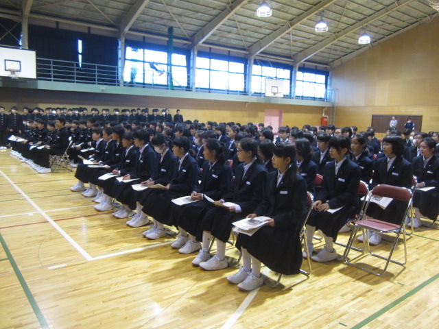 話を聞く新入生の様子