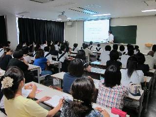 講義をする杉山先生と講義を聞く生徒と保護者